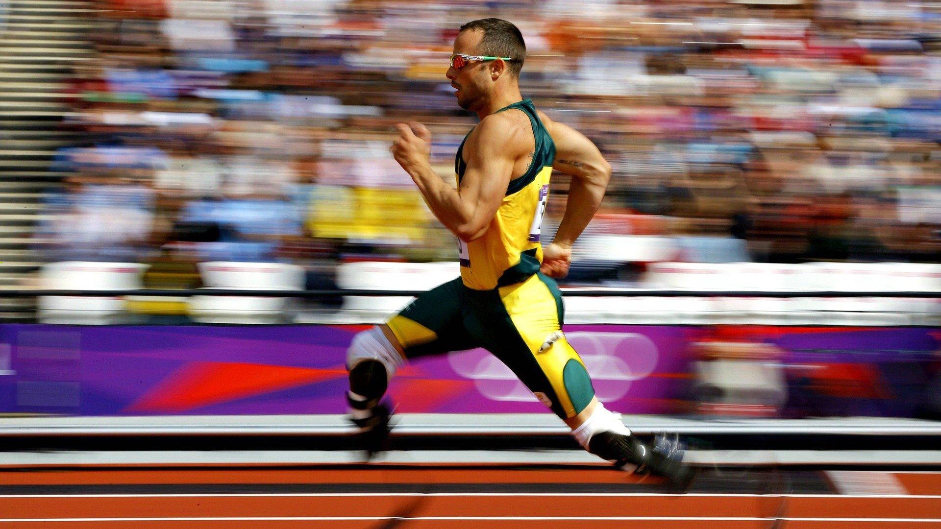 百米飞人巅峰对决 新星闪耀打破纪录